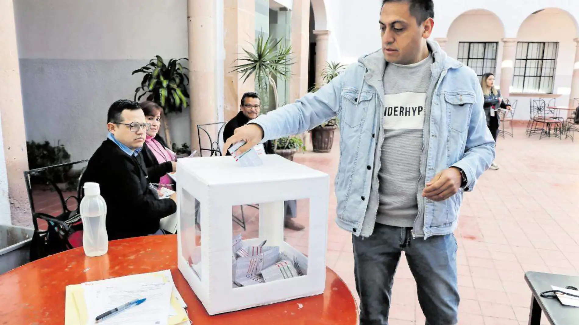 Profesor coloca su boleta en una urna en elecciones del SNTE en Zacatecas